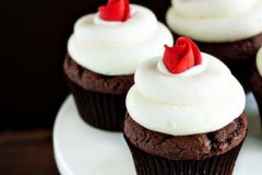 Simple Chocolate Cupcakes with Vanilla Buttercream 