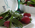 Low Carb Spinach and Strawberry Salad with Raspberry Vinaigrette Dressing