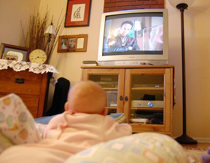 babies should have zero screen time Baby development, baby fun, baby sensory, outside play, park with baby, media and baby, tv and baby, baby tv